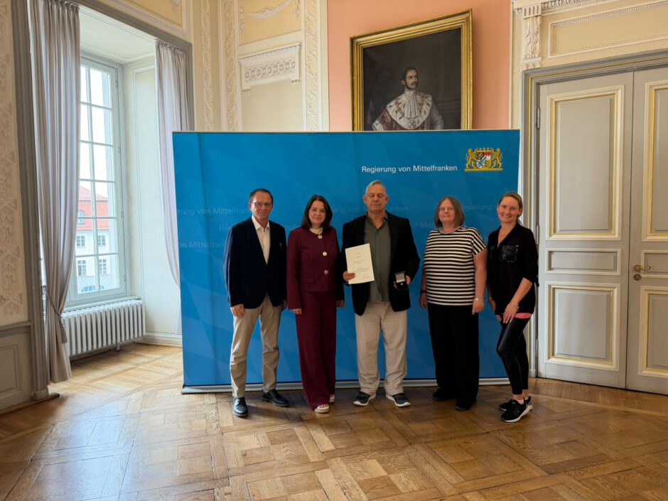Von links: Christian Oberhuber, 1. Vorsitzender des Stadtverbandes Nürnberg der Kleingärtner e. V., Regierungspräsidentin Dr. Kerstin Engelhardt-Blum, Manfred Iberer, 1. Vorsitzender des Kleingartenvereins Karwendelstraße e. V., Frau Iberer und Sina Hoffmann, 1. Kassiererin des Kleingartenvereins Karwendelstraße e. V.